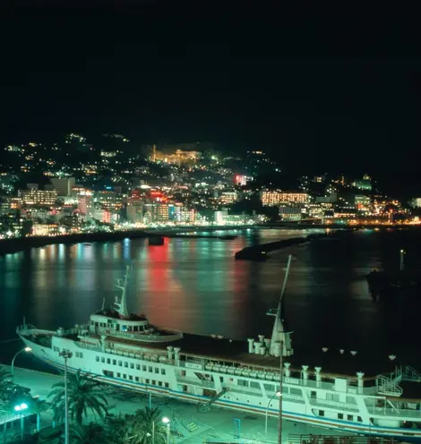 Vista nocturna del puerto de Atami.