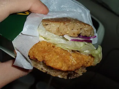 La especie de hamburguesa de arroz es una de las recetas enseñadas en Eat Osaka.