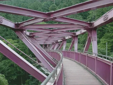 El puente Ayatorihashi ofrece una vista única del paisaje.