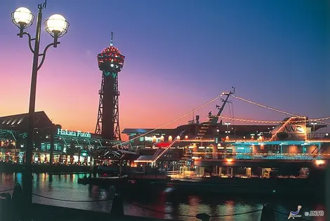 El puerto de Hakata de noche.