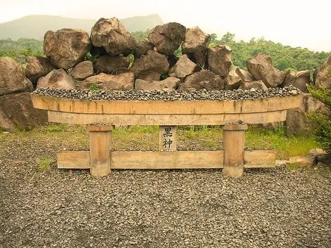 Un torii enterrado después de una erupción en 1946.