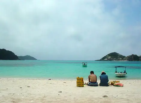 Des baigneurs sur Tokashiki-jima