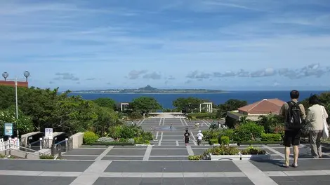 Vista hacia Ie-jima desde Okinawa.