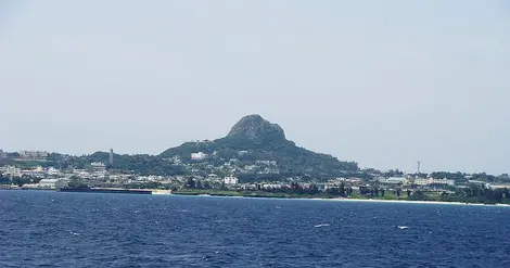 Le Mont Gusuku de l'île d'Ie vue de loin