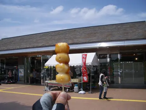 Des dango mochi, typiquement le type d'encas que l'on peut trouver dans les michi no eki