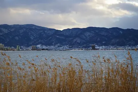 Le lac Suwa de jour.