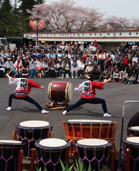 Une performance de taiko au Narita Taiko Matsuri.