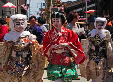 Les enfants en acteurs kabuki durant le matsuri