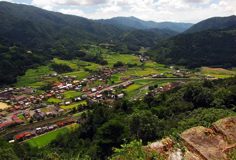 Panorama sur la vallée depuis le mont Reigi