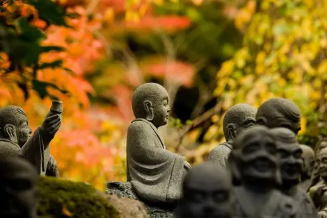 Un des disciples de Bouddha sur le chemin montant vers le Daishô-in.