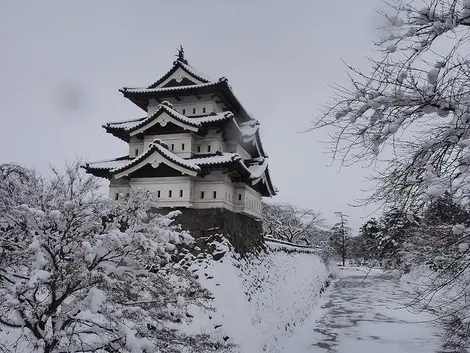 Le château de Hirosaki recouvert d'un manteau de neige