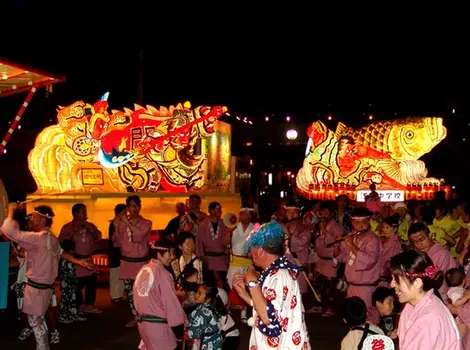 Le nebuta d'Asamushi onsen, festival familial et joyeux !