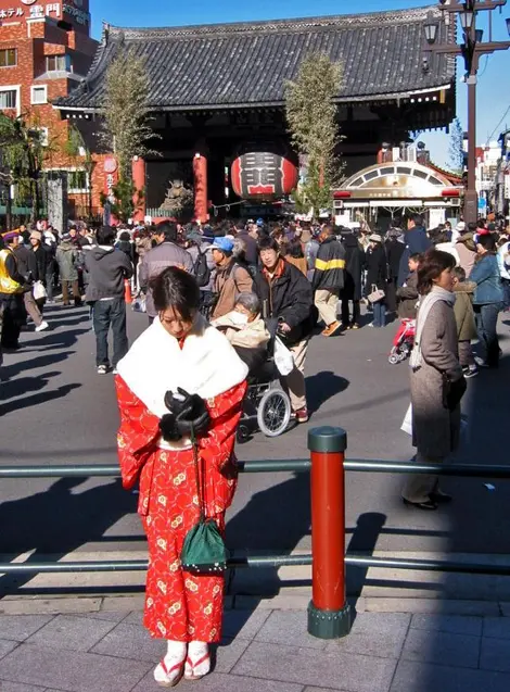 Une femme en kimono devant le temple Senso-ji à Asakusa (Tokyo) pour les voeux du 1er janvier