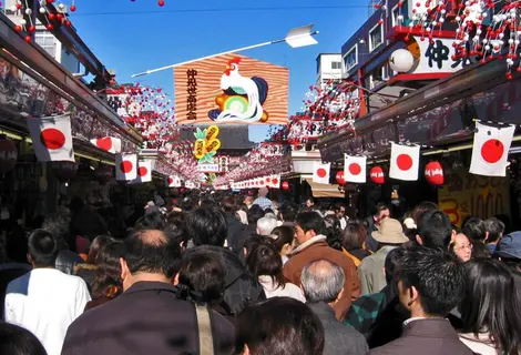 Las multitudes asisten a los templos el primero de enero. Aquí el Senso-ji de Tokyo. 