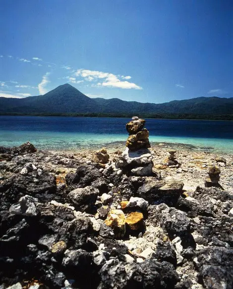 Pierres volcaniques au bord du lac Usori