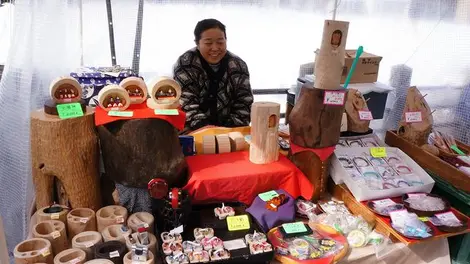 Des produits d'artisanat local au marché du matin de Miyagawa