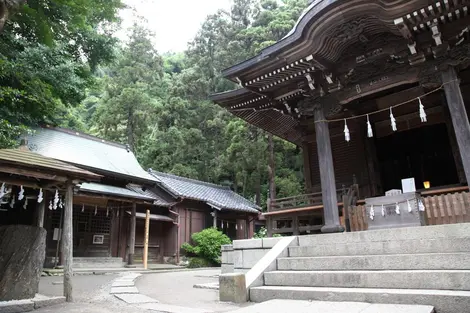 Dans l'enceinte du Goryô-jinja, à Kamakura