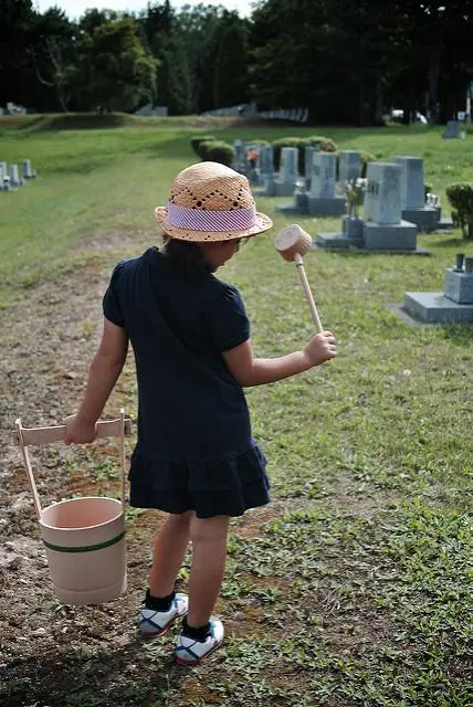 Jeune Japonaise visitant la tombe de ses ancêtres lors du Shunbun no hi, l'équinoxe du printemps