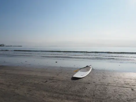 Matin tranquille sur la plage de Zaimokuza, à Kamakura