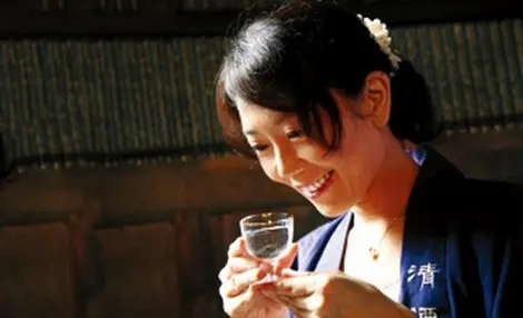 Asako Watanabe una de las siete maestras de sake mujeres de Japón.
