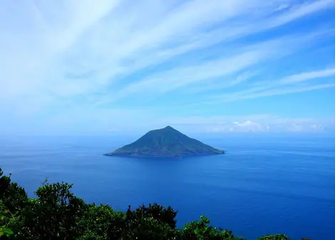 L'île Hachijô Kojima, vue depuis l'île Hachijô-jima