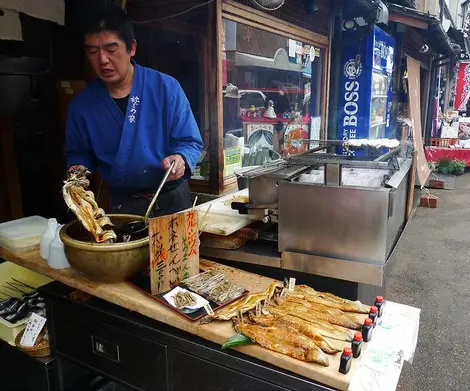 Un stand d'anguilles grillées dans les rues de Kyoto