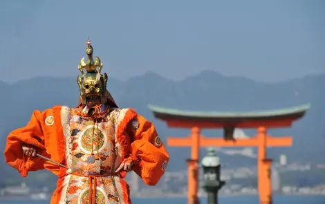 Performance de danse bugaku durant le festival Ichitate, en juillet au sanctuaire Itsukushima de Miyajima