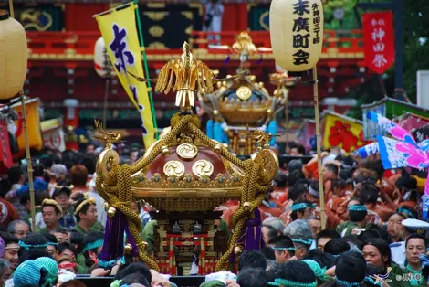 100 temples portatifs "mikoshi" sont transportés lors du festival Kanda à Tokyo