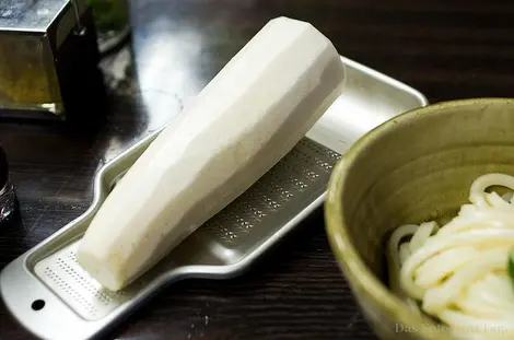 L'oroshi gane est notamment utilisé pour râper le daikon (radis blanc)