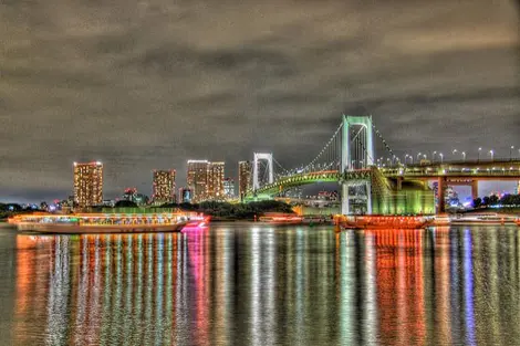 Un bateau Yakatabune dans la baie de Tokyo