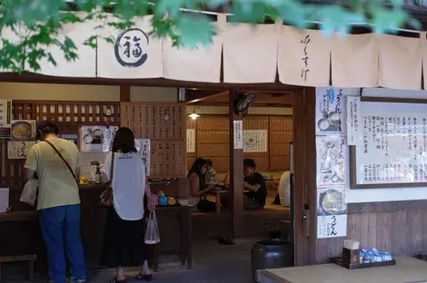 De nombreux magasins, cafés et restaurants sont disposés le long d'Okage Yokocho à Ise