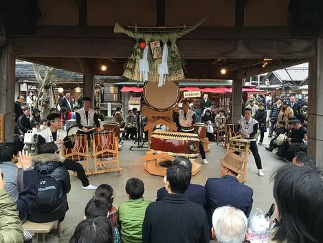 Spectacle de tambours japonais taiko dans le quartier d'Okage Yokocho à Ise