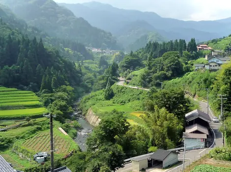 Le village d'Ojiro est encaissé dans une vallée luxuriante