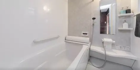 La salle de bain à la japonaise : on se douche à l'extérieur de la baignoire puis on entre dans le bain une fois propre !