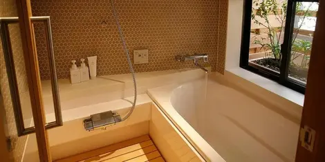 La salle de bain japonaise (maison Yasaka, Kyoto)