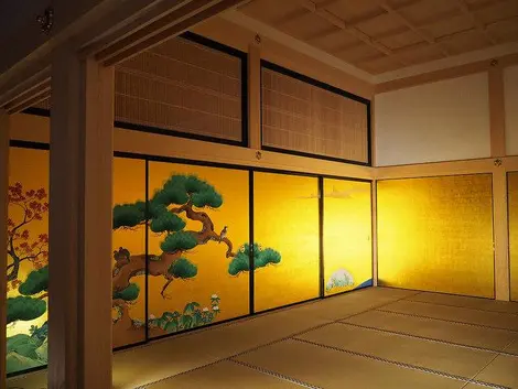 Magnifiques fusuma dorés du palais Honmaru dans la château de Nagoya