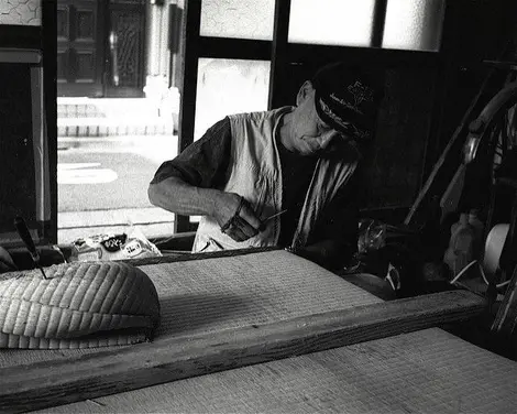 La fabrication des tatami se fait à la main 