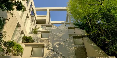 La façade de la Villa Kujoyama, dans son écrin de verdure, à Kyoto