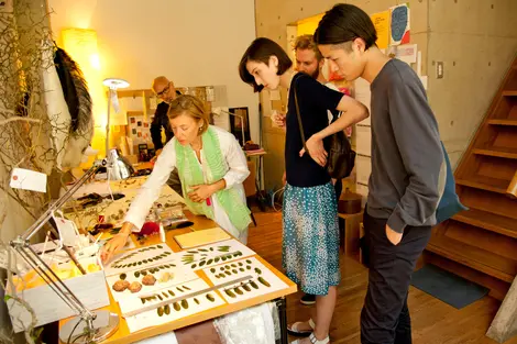 La Villa Kujoyama organise régulièrement des visites d'ateliers. Ici, celui de Nelly Saunier