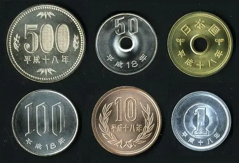 Diferentes monedas japonesas.