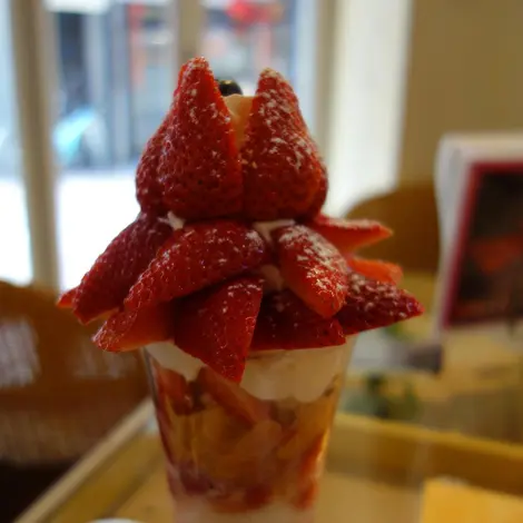 Un parfait à la fraise au Fruit Cafe Tamaru