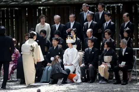 Cérémonie de mariage se déroulant au sanctuaire Meiji jingu de Tokyo