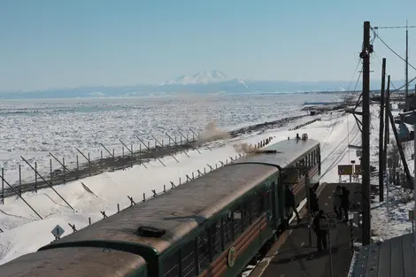 Le train Ryûhyô Norokko à l'arrêt en gare de Kitahama