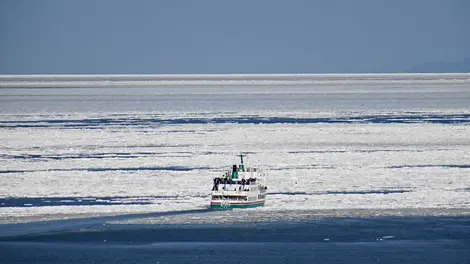 Brise-glace sur la mer de glace d'Okhotsk