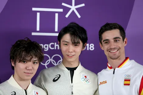 Shoma Uno (médaille d'argent) à gauche, Yuzuru Hanyu (médaille d'or) au centre et Javier Fernandez (médaille de bronze) à droite.