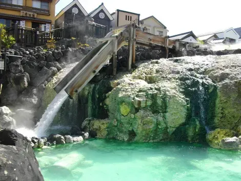 Los diferentes minerales tiñen de turquesa las aguas de Kasatsu Onsen