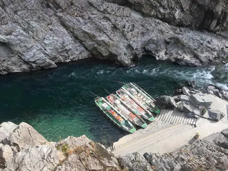 Embarquez pour une aventure au milieu des falaises