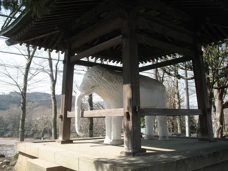 La statue de l'éléphant blanc de _Kannonji, Hannô