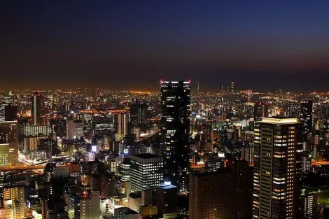 Vista nocturna de Osaka desde el edificio Umeda Sky