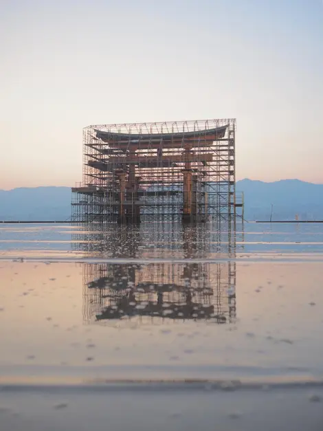 Le Torii du sanctuaire d'Itsukushima à Miyajima est en travaux.